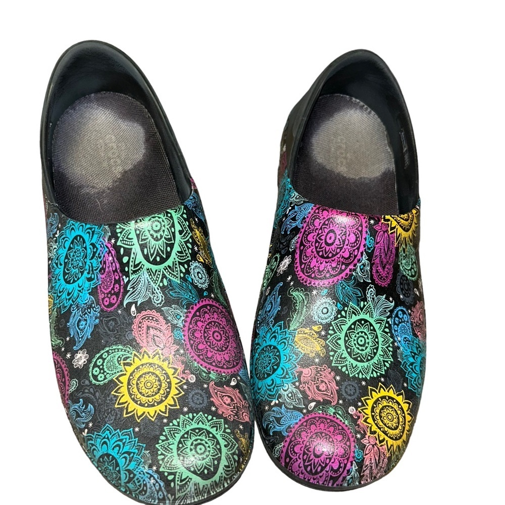 Crocs Nero’s Pro II Colorful Paisley Mandala Design Comfort Clogs Size 8 bistro